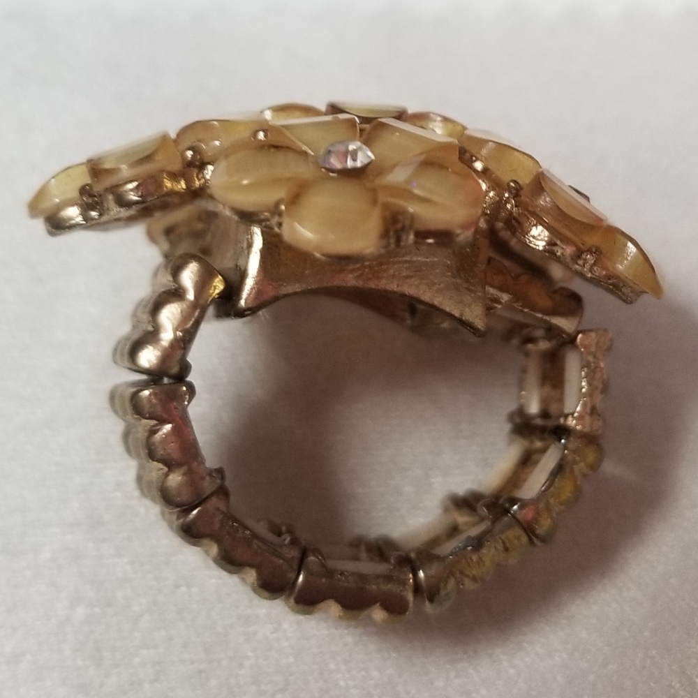 Flower ring - Picture 2 of 3